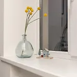Cute With A View Over The Rooftops And Free Parking In The Area *