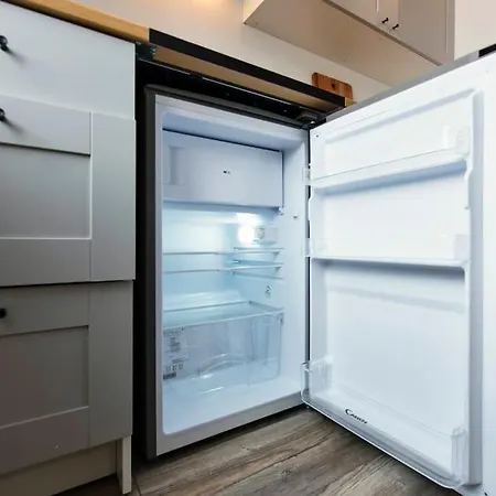 Cute With A View Over The Rooftops And Free Parking In The Area *