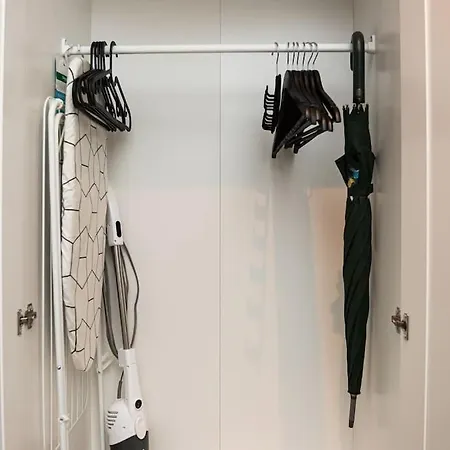 Cute With A View Over The Rooftops And Free Parking In The Area شقة