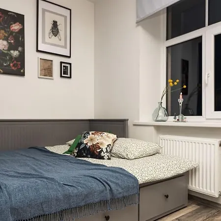 Cute With A View Over The Rooftops And Free Parking In The Area