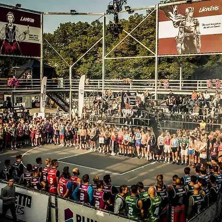 Cute With A View Over The Rooftops And Free Parking In The Area *