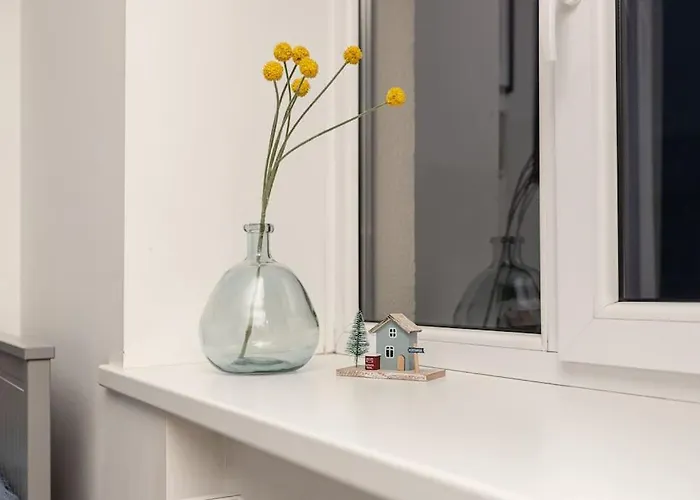 Cute With A View Over The Rooftops And Free Parking In The Area *