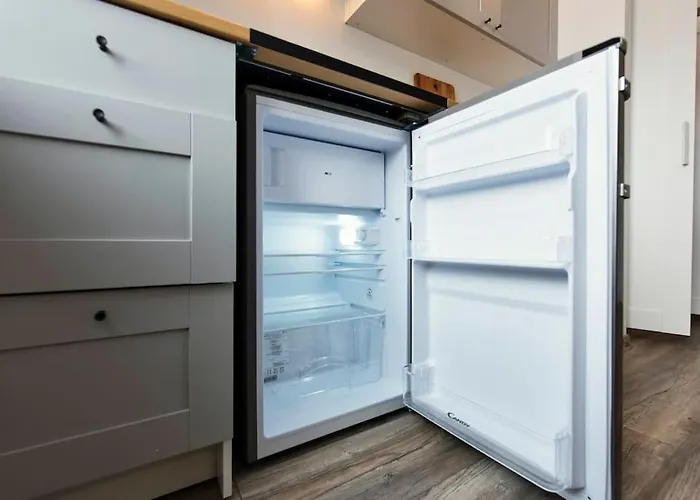 Cute With A View Over The Rooftops And Free Parking In The Area *