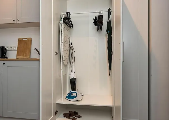 Cute With A View Over The Rooftops And Free Parking In The Area Appartamento *